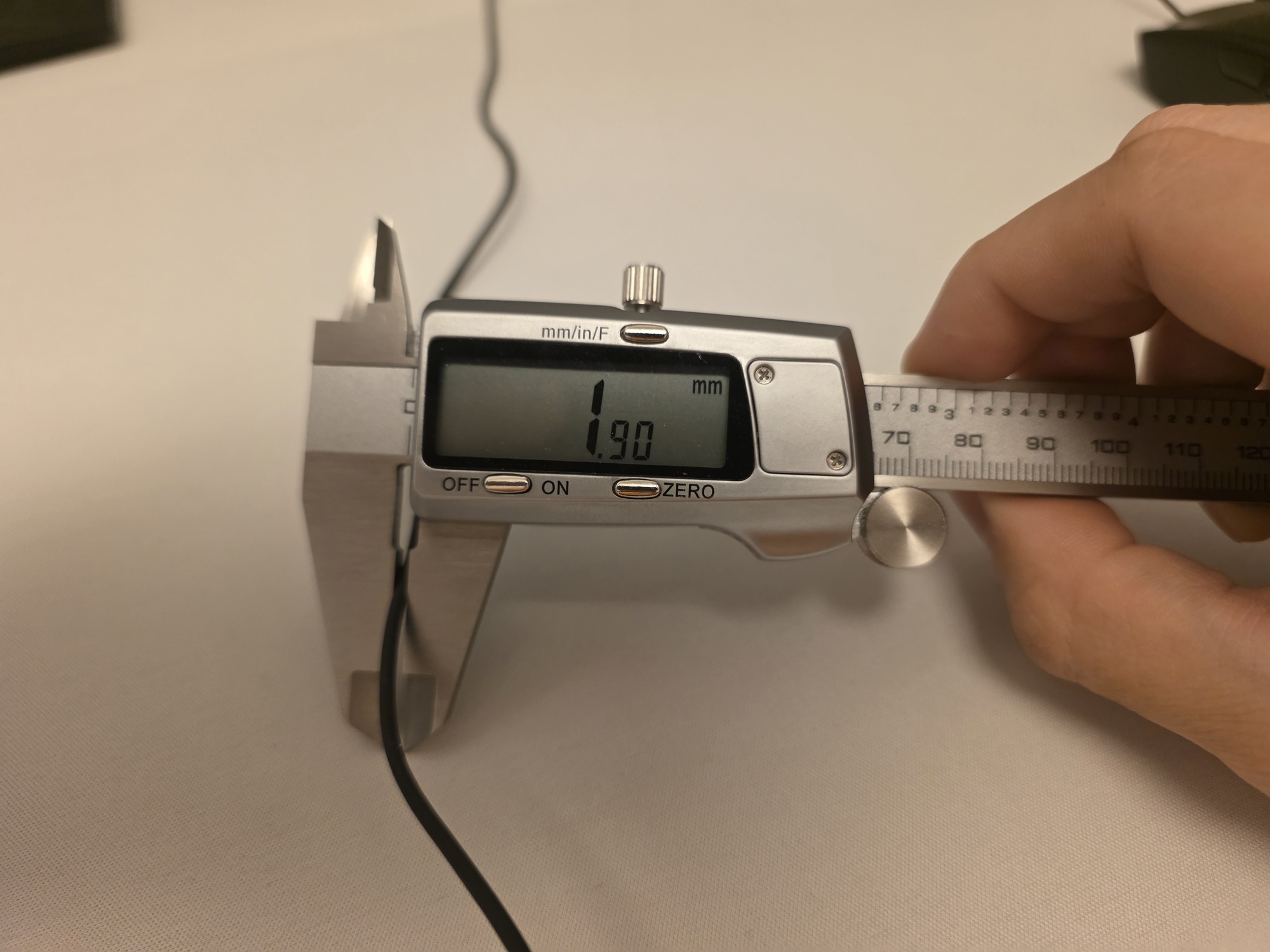 Digital calipers reading 1.90 mm across the XA25 cable